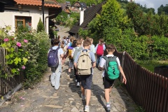 Uczniowie-na-wycieczce-w-gorach