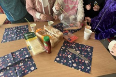 Jedzenie-i-serwetki-na-stole-w-tle-uczniowie