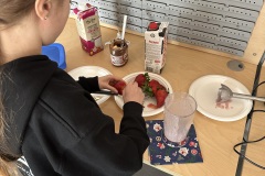 Uczennica-przygotowujaca-jedzenie