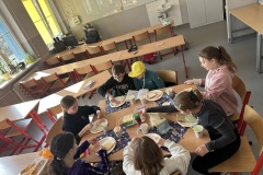 Uczniowie-pracujacy-przy-stole