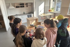 Uczniowie-pracujacy-w-grupie