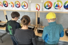 Uczniowie-przy-opiekaczach