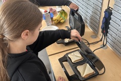 Uczniowie-przygotowujacy-kanapki