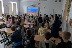 1.-Uczniowie-wykonuja-cwiczenia-ruchowe-przy-akompaniamencie-muzyki