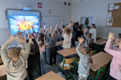 2.-Uczniowie-klaszcza-i-poruszaja-sie-w-rytm-muzyki