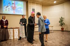 Biskup gratuluje chłopcu