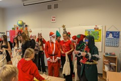 4.-Uczniowie-rozdaja-dzieciom-prezenty