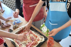 Uczniowie-dodajacy-skladniki-na-pizze