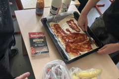 Uczniowie-robiacy-pizze