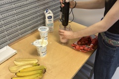 Dziecko-przygotowujace-smoothie