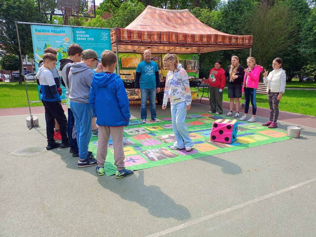 Dzieci grają w grę na betonie.