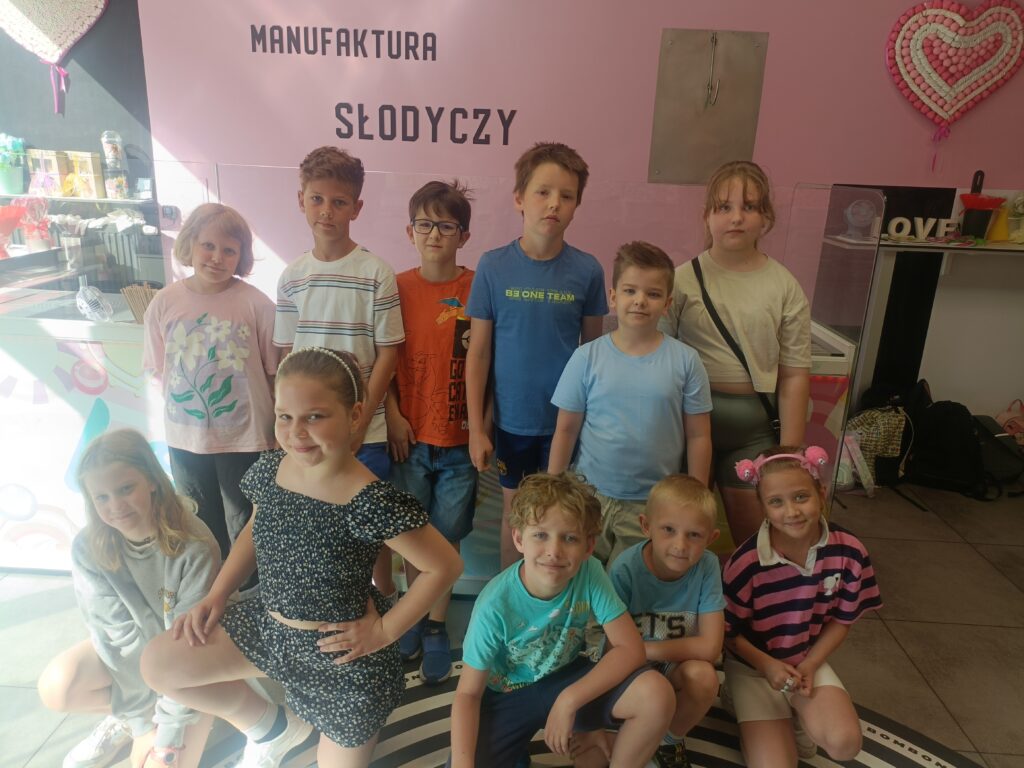 Uczniowie klasy 2a pozują w Manufakturze Słodkości