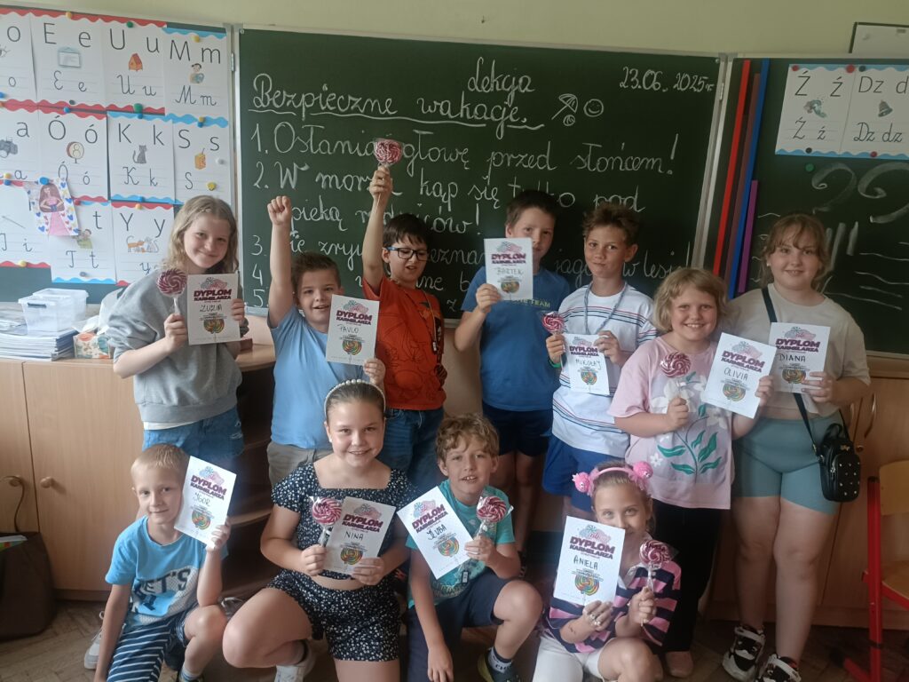 Uczniowie klasy 2a prezentują zdobyte dyplomy z tytułem Karmelarza oraz własnoręcznie zrobione lizaki