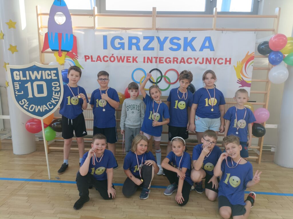 klasa 3a pozuje przed rozpoczęciem igrzysk