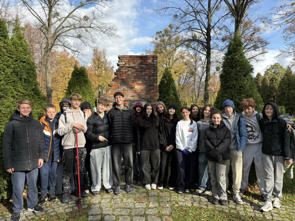 grupa uczniów na cmentarzu