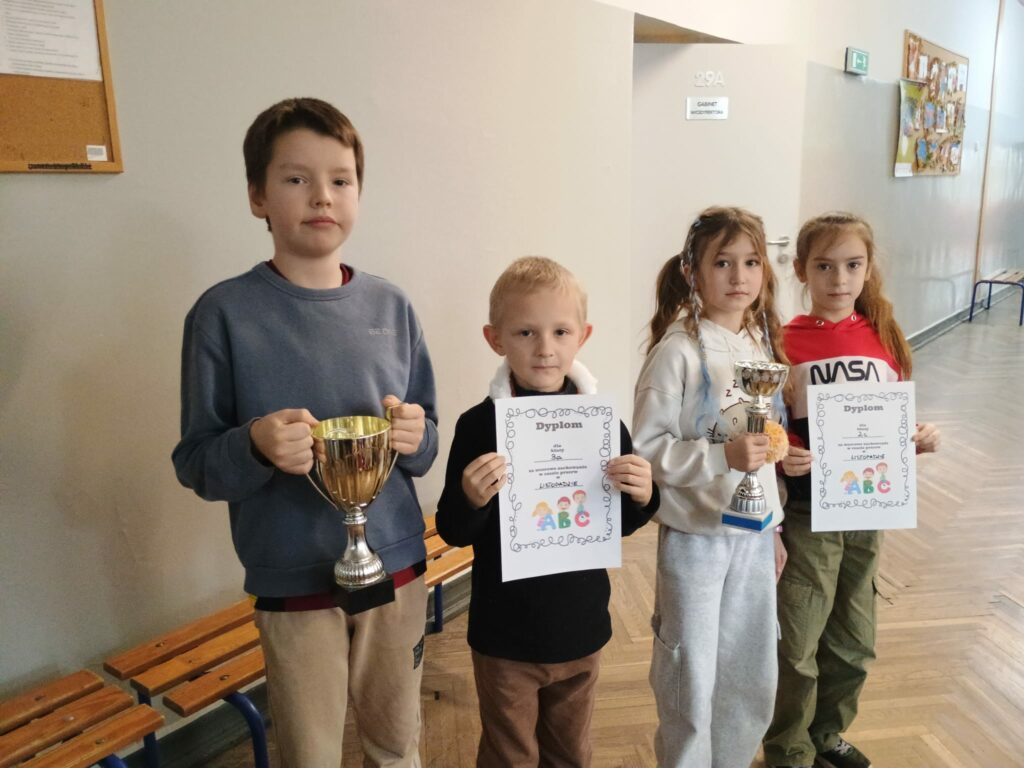 przedstawiciele zwycięskich klas z dyplomami i pucharami