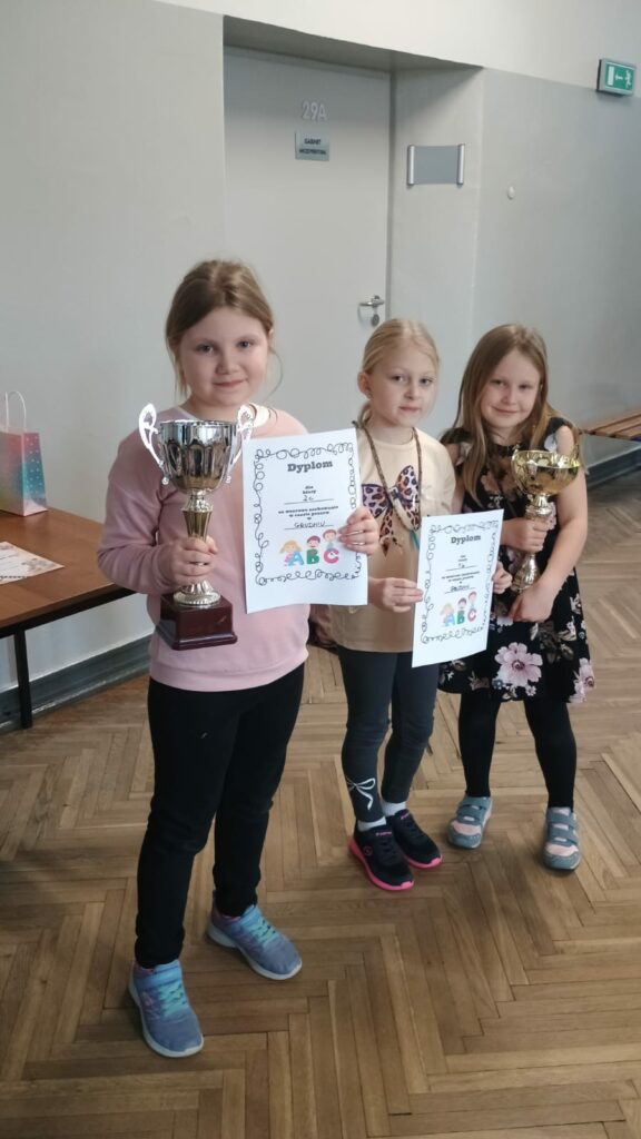 przedstawiciele zwycięskich klas z pucharami i dyplomami