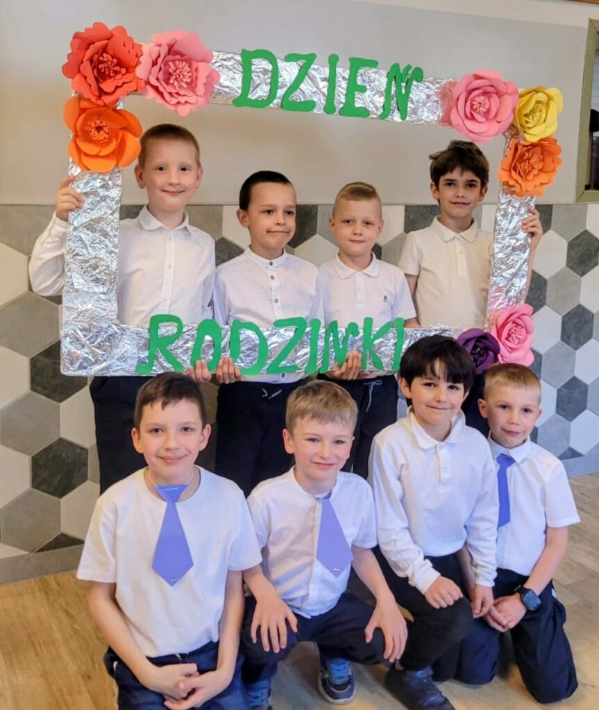 uśmiechnięci chłopcy z klasy 1c