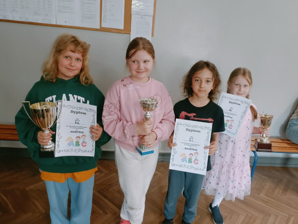 uczniowie klasy 3a,2c i 1b pozują z pucharami i dyplomem